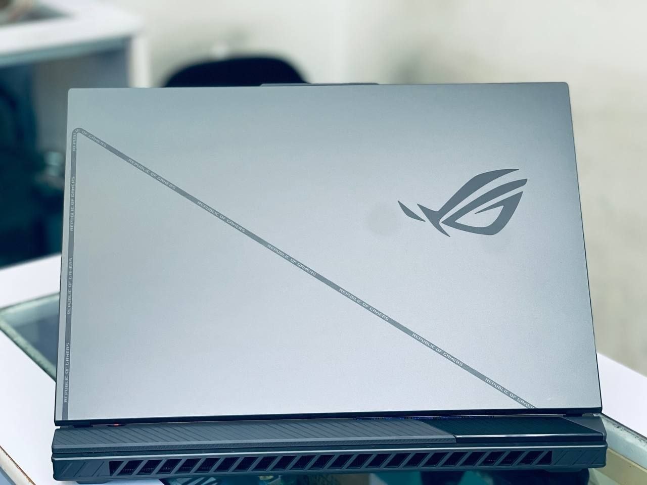 Asus rog strix,Back side view